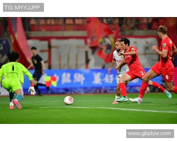 向余望头球破门助力重庆铜梁龙勇夺胜利展现团队精神与拼搏意志